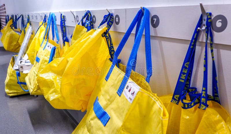 BANGKOK TAJLANDIA, GRUDZIEŃ 25 -, 2016: Duże żółte torby na zakupy w IKEA sklepie IKEA jest światu wielkim meblarskim detalistą obraz stock
