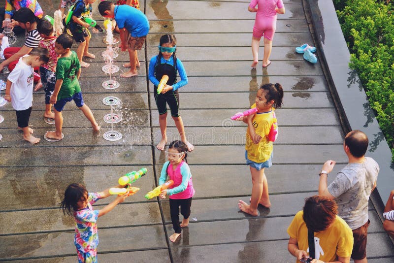 Bangkok Tajlandia, Kwiecień, - 15, 2019: Songkran festiwal lub Tajlandzki nowego roku festiwal, Azjatycki dzieciak Bawić się w zdjęcia royalty free Bangkok Tajlandia, Kwiecień, - 15, 2019: Songkran festiwal lub Tajlandzki nowego roku festiwal, Azjatycki dzieciak Bawić się w zdjęcia royalty free