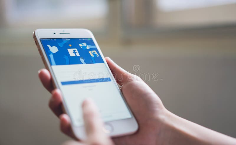 Bangkok Tajlandia, Listopad, - 5, 2018: ręka naciska Facebook ekran na jabłczanym iphone 6 zdjęcia stock Bangkok Tajlandia, Listopad, - 5, 2018: ręka naciska Facebook ekran na jabłczanym iphone 6 zdjęcia stock