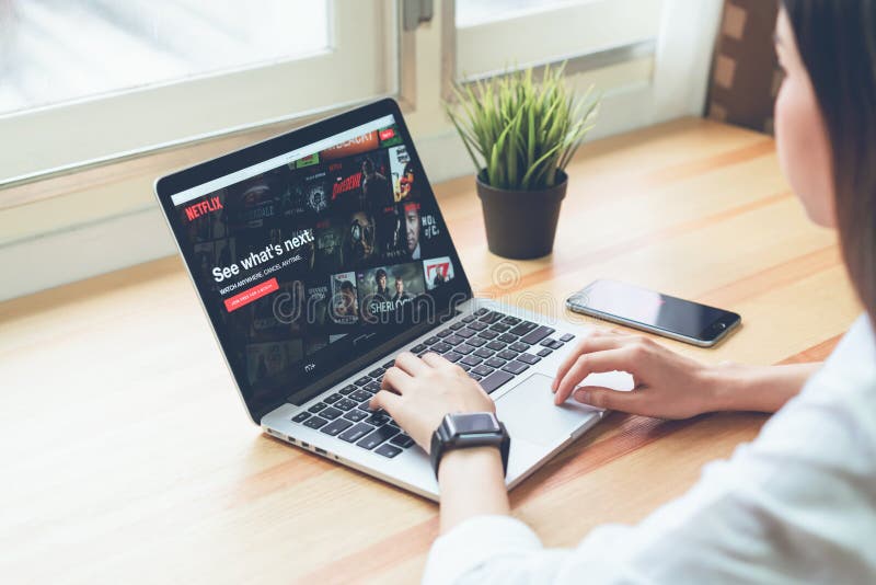 Bangkok Tajlandia, Maj, - 08, 2018: Netflix app na laptopu ekranie Netflix jest międzynarodowym wiodącym prenumeraty usługa zdjęcia royalty free