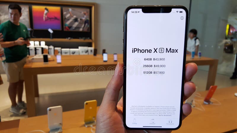BANGKOK TAJLANDIA, MAJ, - 6, 2019: Nowy Jabłczany iPhone XS Max wystawia z ekranem głównym i ceny listą na ręce w Apple Store obrazy stock BANGKOK TAJLANDIA, MAJ, - 6, 2019: Nowy Jabłczany iPhone XS Max wystawia z ekranem głównym i ceny listą na ręce w Apple Store obrazy stock