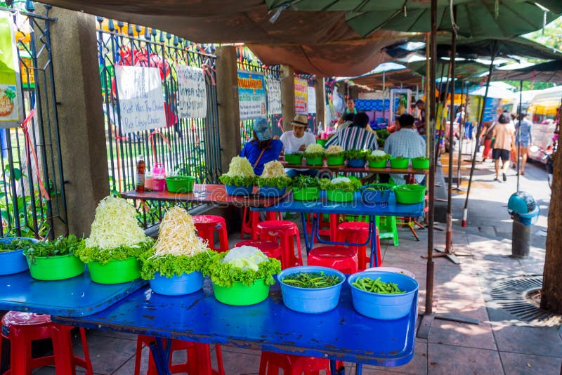 Bangkok, Tajlandia, Marzec sałatki na Tajlandzkiego na wolnym powietrzu ulicznym rynku 2013 przygotowanie zdjęcie stock Bangkok, Tajlandia, Marzec sałatki na Tajlandzkiego na wolnym powietrzu ulicznym rynku 2013 przygotowanie zdjęcie stock
