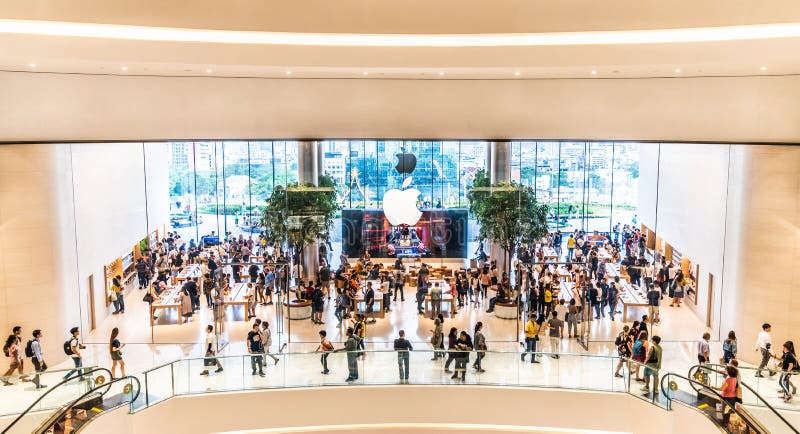 Bangkok Tajlandia, Nov, - 12, 2018: Tłum klienci odwiedza pierwszy urzędnika Jabłczanego sklep w Tajlandia obrazy stock Bangkok Tajlandia, Nov, - 12, 2018: Tłum klienci odwiedza pierwszy urzędnika Jabłczanego sklep w Tajlandia obrazy stock