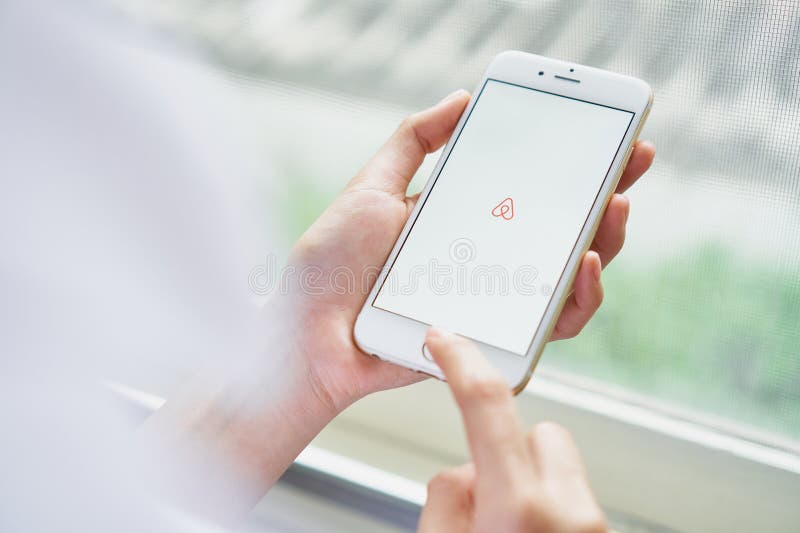 Bangkok Tajlandia, Sierpień, - 23, 2017: Kobiety trzymają telefon z przedstawienie ekranu Airbnb zastosowaniem Airbnb jest stroną fotografia royalty free Bangkok Tajlandia, Sierpień, - 23, 2017: Kobiety trzymają telefon z przedstawienie ekranu Airbnb zastosowaniem Airbnb jest stroną fotografia royalty free