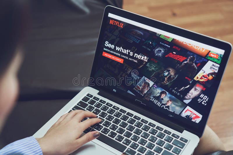 Bangkok Tajlandia, Styczeń, - 9, 2018: Netflix app na laptopu ekranie Netflix jest międzynarodowym wiodącym prenumeratą obrazy stock