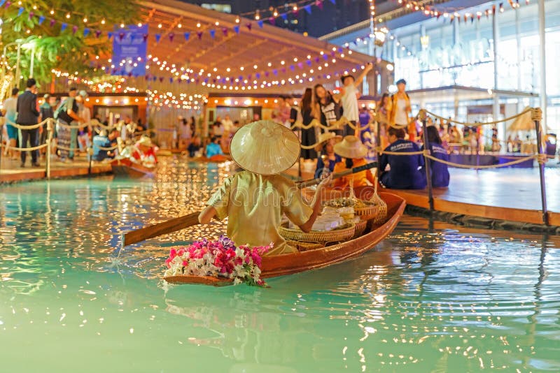 Bangkok/Thailand - April 12 2018: de kunstmatige het drijven markt, Mensen verkoopt in de boot bij Songkarn-Markt, Koning Power i stock afbeeldingen Bangkok/Thailand - April 12 2018: de kunstmatige het drijven markt, Mensen verkoopt in de boot bij Songkarn-Markt, Koning Power i stock afbeeldingen