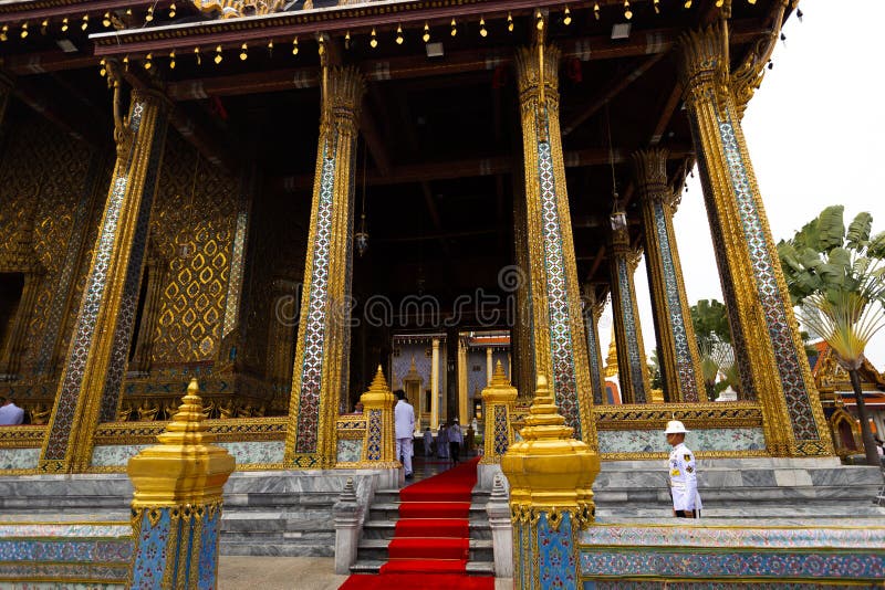 BANGKOK, THAILAND - 6. APRIL 2018: Der großartige Palast - Chakri-Tag - verziert im Gold und helle Farben, wo buddists gehen lizenzfreie stockbilder BANGKOK, THAILAND - 6. APRIL 2018: Der großartige Palast - Chakri-Tag - verziert im Gold und helle Farben, wo buddists gehen lizenzfreie stockbilder