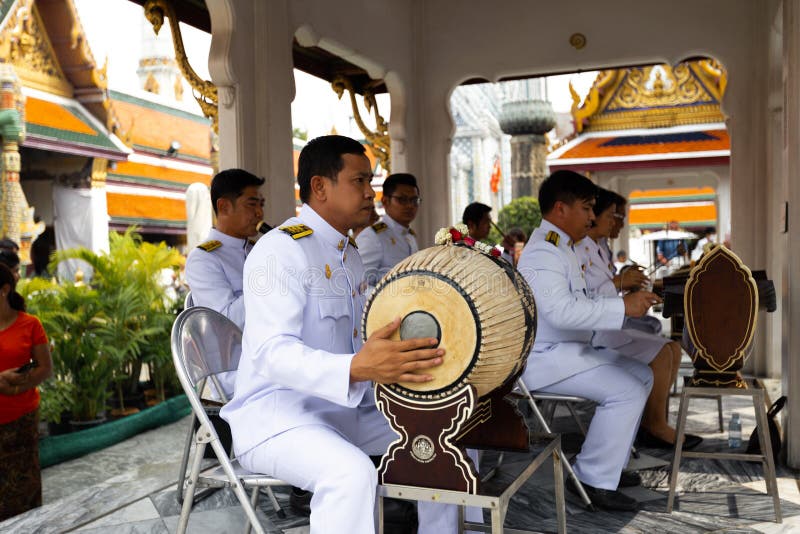 BANGKOK, THAILAND - 6. APRIL 2018: Der großartige Palast - Chakri-Tag - verziert im Gold und helle Farben, wo buddists gehen stockfotografie BANGKOK, THAILAND - 6. APRIL 2018: Der großartige Palast - Chakri-Tag - verziert im Gold und helle Farben, wo buddists gehen stockfotografie