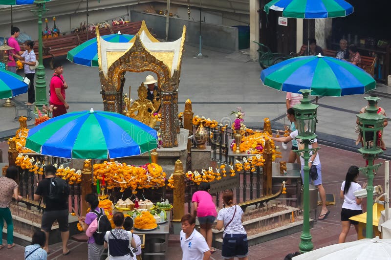 Bangkok Thailand - April 31, 2014 Folk som ber på ett altare av dyrkan till Phra Phrom, gud av den visade världen i staden royaltyfria bilder Bangkok Thailand - April 31, 2014 Folk som ber på ett altare av dyrkan till Phra Phrom, gud av den visade världen i staden royaltyfria bilder