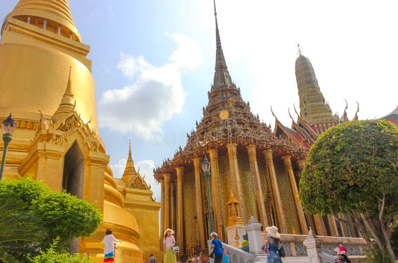 Bangkok Thailand - April 29, 2014 Phra Mondop, arkivet på templet av Emerald Buddha, Bangkok, Thailand arkivbilder Bangkok Thailand - April 29, 2014 Phra Mondop, arkivet på templet av Emerald Buddha, Bangkok, Thailand arkivbilder