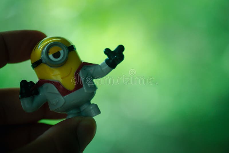 Bạn là một fan của Minion và Happy Meal? Bộ đồ ăn Happy Meal Minion đáng yêu này sẽ khiến bạn hài lòng với những hình ảnh đáng yêu và sáng tạo về các nhân vật.