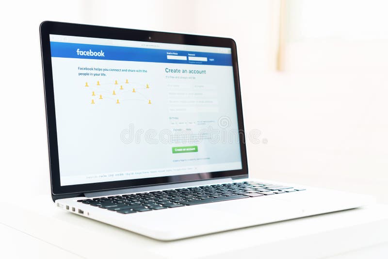 Bangkok, Thailand - Augustus 23, 2017: Login de pictogrammen van het Schermfacebook op Apple Macbook grootste en populairste soci stock afbeelding Bangkok, Thailand - Augustus 23, 2017: Login de pictogrammen van het Schermfacebook op Apple Macbook grootste en populairste soci stock afbeelding
