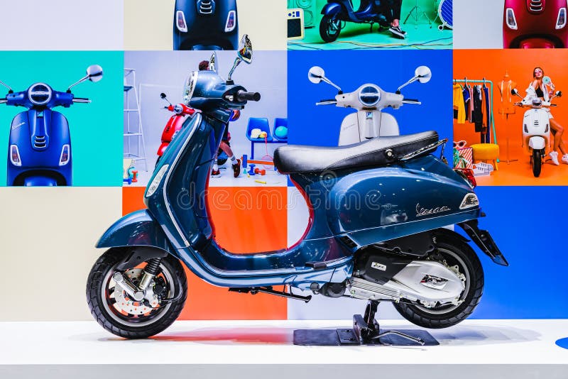Bangkok, Thailand - december 3, 2019 : Blue Vespa-skotrar på Bangkok Motor Expo 2019 i Thailand Vespa är en italiensk scooter royaltyfri fotografi Bangkok, Thailand - december 3, 2019 : Blue Vespa-skotrar på Bangkok Motor Expo 2019 i Thailand Vespa är en italiensk scooter royaltyfri fotografi