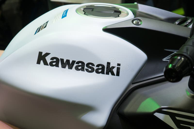 Bangkok, Thailand - December 2, 2018: Sluit omhoog van een Kawasaki-embleem op motorfietstank bij Autotoonzaal in Bangkok, Thaila stock foto Bangkok, Thailand - December 2, 2018: Sluit omhoog van een Kawasaki-embleem op motorfietstank bij Autotoonzaal in Bangkok, Thaila stock foto
