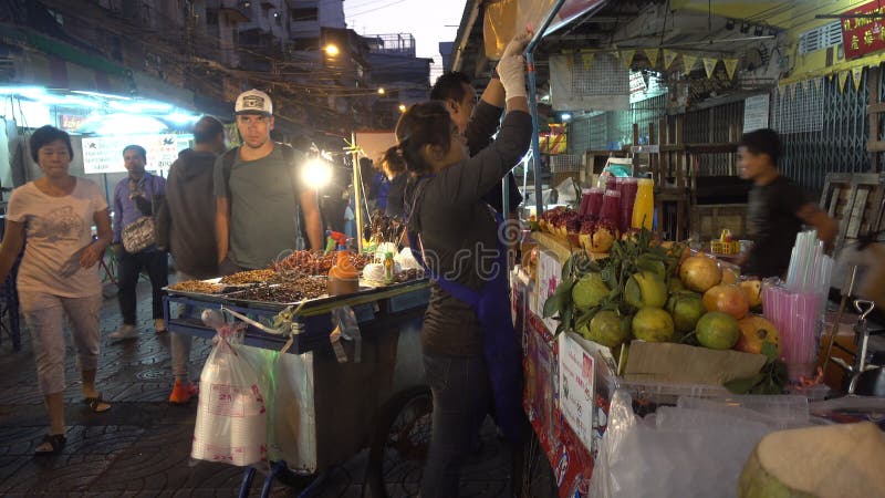 BANGKOK, THAILAND - 21. Dezember 2017: China-Stadtnachtgehende Leute