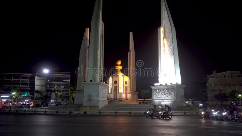 BANGKOK, THAILAND - 21. Dezember 2017: Das Demokratie-Monument in Bangkok die Lieferung verankerte im Kanal