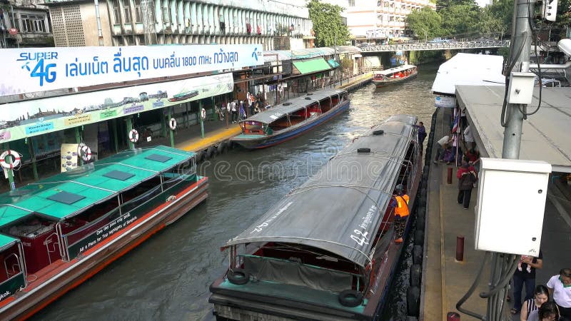 BANGKOK, THAILAND - 6. Dezember 2017: Eilboot Khlong Saen Saep Die Reise durch longtail Boot im khlong saen saep ist