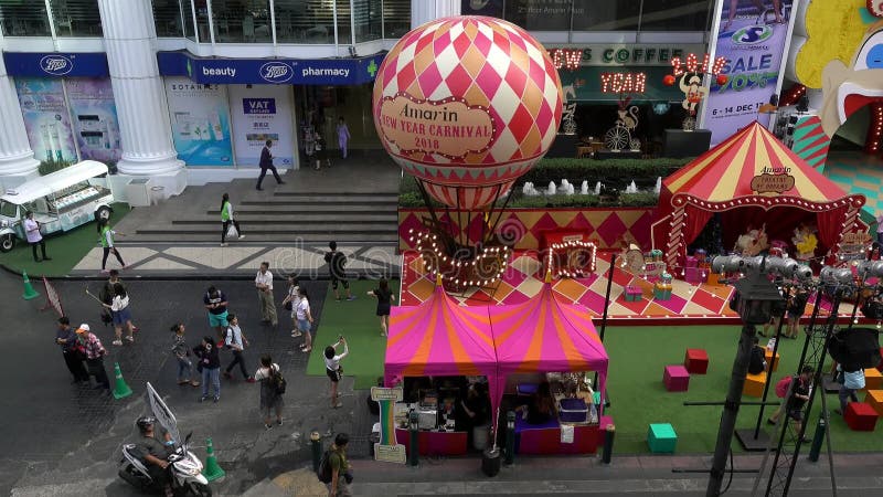 BANGKOK, THAILAND - 6. Dezember 2017: Leute, die nahe Amarin-Piazza gehen