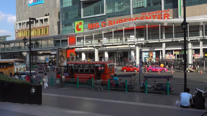 BANGKOK, THAILAND - 6. Dezember 2017: Bangkok-Verkehr nahe großem c-SuperCenter