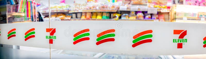 BANGKOK, THAILAND - 18. FEBRUAR 2017: Abziehbild des Logos 7-Eleven vorbei stockbild BANGKOK, THAILAND - 18. FEBRUAR 2017: Abziehbild des Logos 7-Eleven vorbei stockbild
