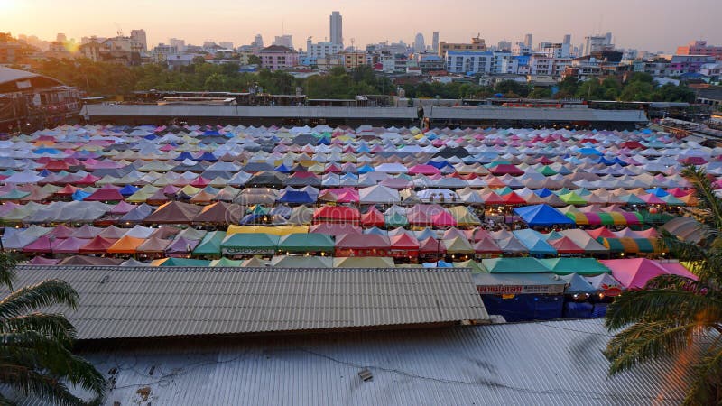 Bangkok, Thailand - Februar 2018: bunte Shops nachts Zug vermarkten Ratchada stockfotos Bangkok, Thailand - Februar 2018: bunte Shops nachts Zug vermarkten Ratchada stockfotos