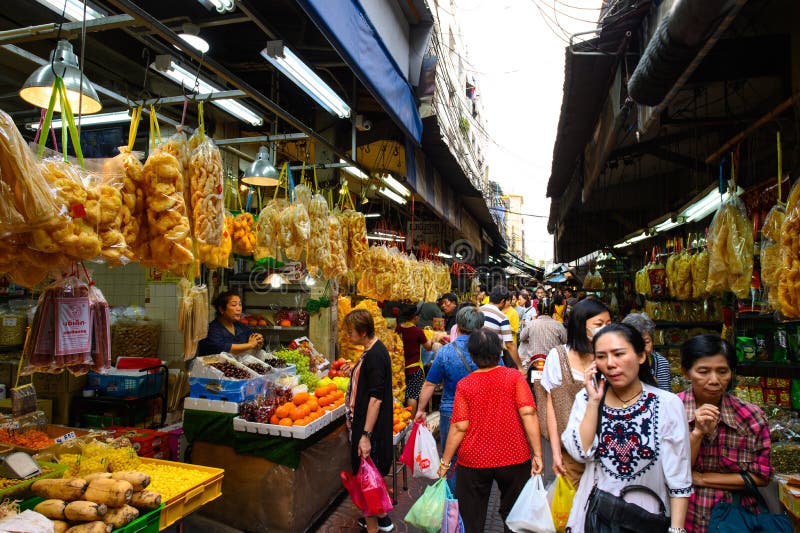 Bangkok, Thailand - Februari 2, 2019: Plaatselijke bevolking die bij voedselmarkt in Yaowarat in Bangkok winkelen