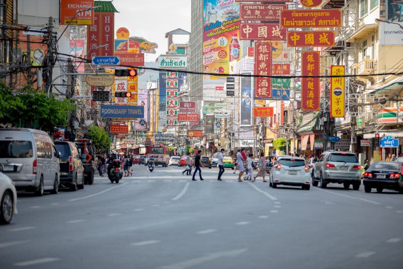 BANGKOK THAILAND - JAN1,2018: oidentifierat gå för thai folk royaltyfri bild BANGKOK THAILAND - JAN1,2018: oidentifierat gå för thai folk royaltyfri bild
