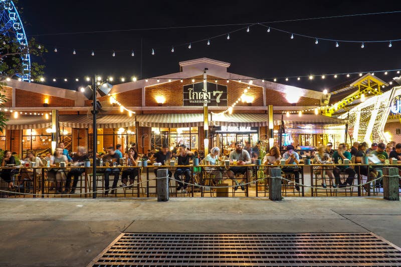 BANGKOK THAILAND - 5. JANUAR: Restaurant im Freien in Asiatique der Flussufer in der Nachtzeit in Bangkok, am 5. Januar 2017 here stockfoto BANGKOK THAILAND - 5. JANUAR: Restaurant im Freien in Asiatique der Flussufer in der Nachtzeit in Bangkok, am 5. Januar 2017 here stockfoto