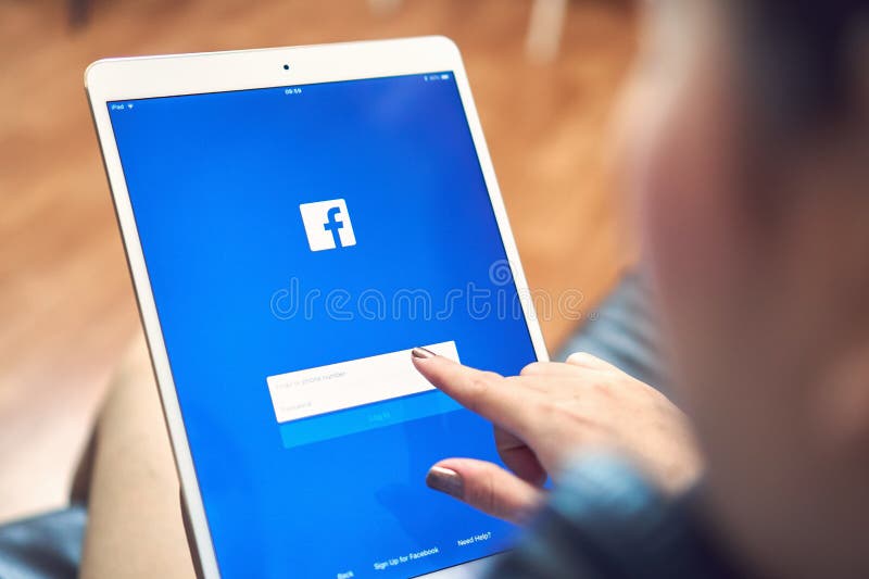 Bangkok Thailand - Januari 9, 2018: handen trycker på den Facebook skärmen på pro-äppleipad, socialt massmedia använder royaltyfri fotografi Bangkok Thailand - Januari 9, 2018: handen trycker på den Facebook skärmen på pro-äppleipad, socialt massmedia använder royaltyfri fotografi