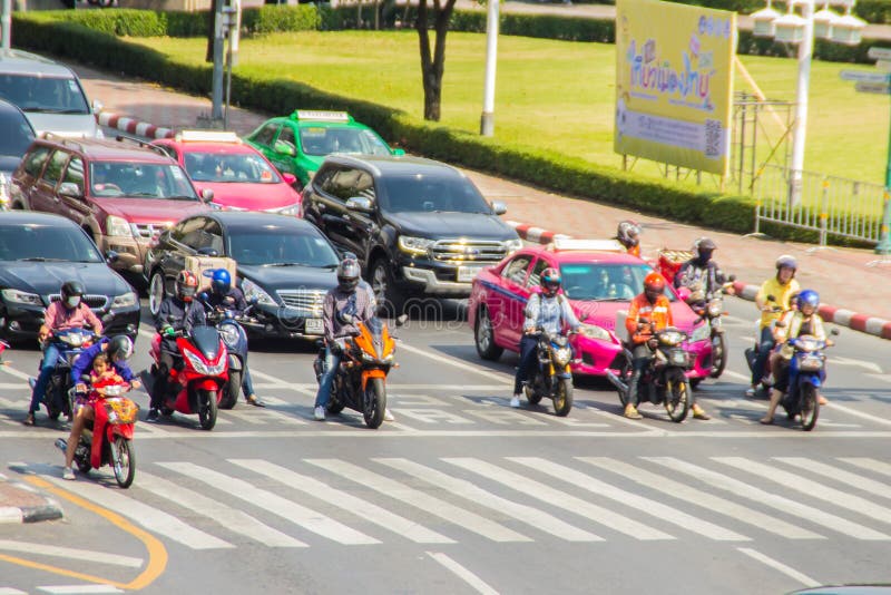 bangkok-thailand-january-cars-motorcycles-stop-behind-crosswalk-red-traffic-light-junction-cars-124126589.jpg