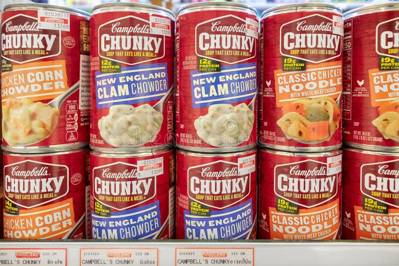 BANGKOK THAILAND - JULI 16: Campbells blir tjocka på burk soppa tillgänglig i Foodland i Victoria trädgård i Bangkok på Juli royaltyfri bild BANGKOK THAILAND - JULI 16: Campbells blir tjocka på burk soppa tillgänglig i Foodland i Victoria trädgård i Bangkok på Juli royaltyfri bild