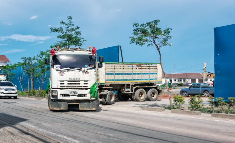 BANGKOK, THAILAND - 5. JULI: Geschäftemacher-Anhängerfernfahrerrastplätze Isuzus FXZ 360 handeln 24, während es von der Baustelle lizenzfreies stockfoto BANGKOK, THAILAND - 5. JULI: Geschäftemacher-Anhängerfernfahrerrastplätze Isuzus FXZ 360 handeln 24, während es von der Baustelle lizenzfreies stockfoto
