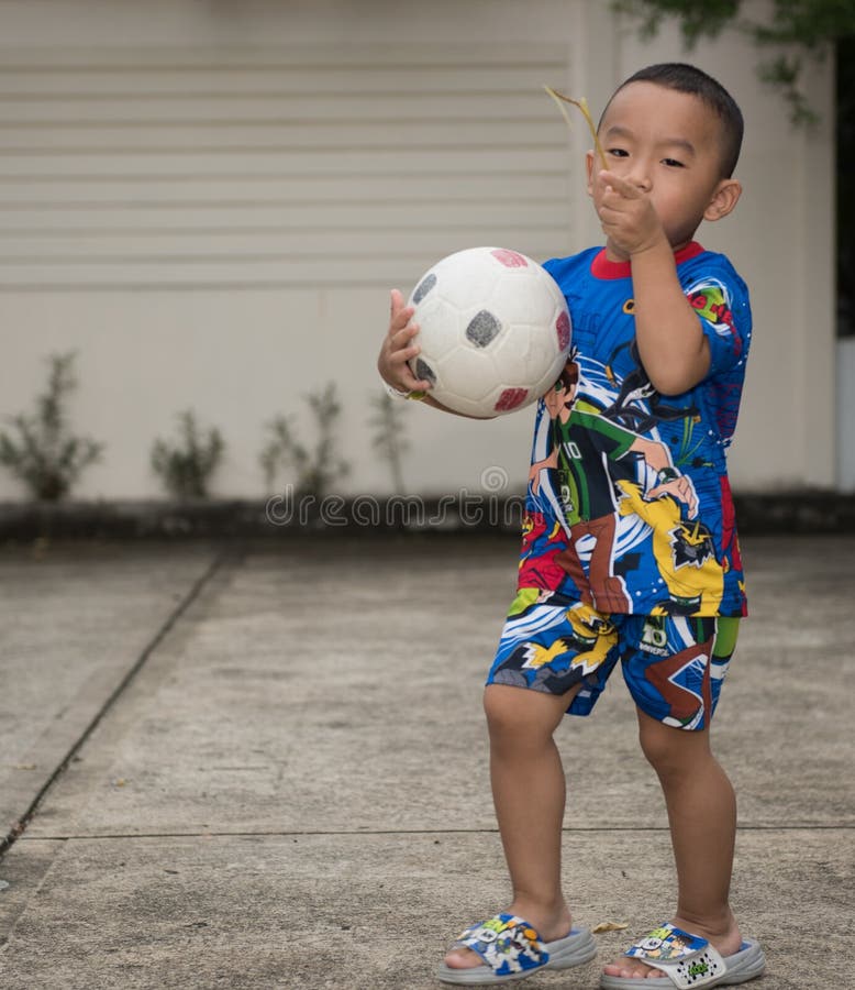 BANGKOK, THAILAND - 20 Juli, 2015: Thaise Jongen in Ben 10 overhemd Fr royalty-vrije stock foto's BANGKOK, THAILAND - 20 Juli, 2015: Thaise Jongen in Ben 10 overhemd Fr royalty-vrije stock foto's
