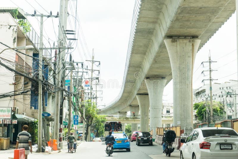 Bangkok, Thailand - June 3, 2017: BTS rail set in the middle of a major road in Bangkok, and the high-voltage electricity pole tha stock images Bangkok, Thailand - June 3, 2017: BTS rail set in the middle of a major road in Bangkok, and the high-voltage electricity pole tha stock images