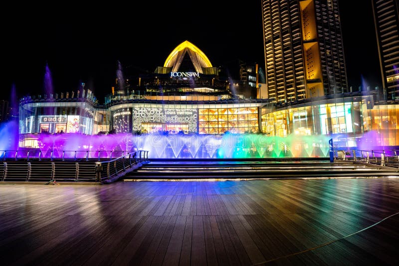 BANGKOK, THAILAND - 18. Juni 2019: Das ICONSIAM-Kaufhaus, die viel Einkaufszentrum und Markstein von Bangkok haben, IKONENHAFT lizenzfreie stockfotografie BANGKOK, THAILAND - 18. Juni 2019: Das ICONSIAM-Kaufhaus, die viel Einkaufszentrum und Markstein von Bangkok haben, IKONENHAFT lizenzfreie stockfotografie