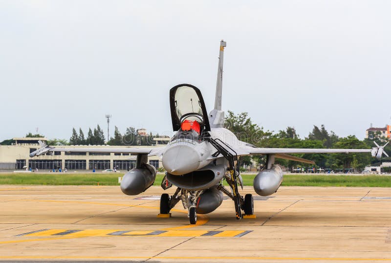 BANGKOK, THAILAND - JUNI 30: F-16 van Koninklijke Thaise Luchtmacht toont festival stock foto's BANGKOK, THAILAND - JUNI 30: F-16 van Koninklijke Thaise Luchtmacht toont festival stock foto's