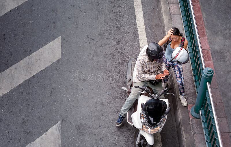 BANGKOK, THAILAND - JUNI 29: Het naamloze paar trok tijdelijk over aan de kant van de weg met de autopedmotorfiets van Honda PCX royalty-vrije stock afbeelding BANGKOK, THAILAND - JUNI 29: Het naamloze paar trok tijdelijk over aan de kant van de weg met de autopedmotorfiets van Honda PCX royalty-vrije stock afbeelding