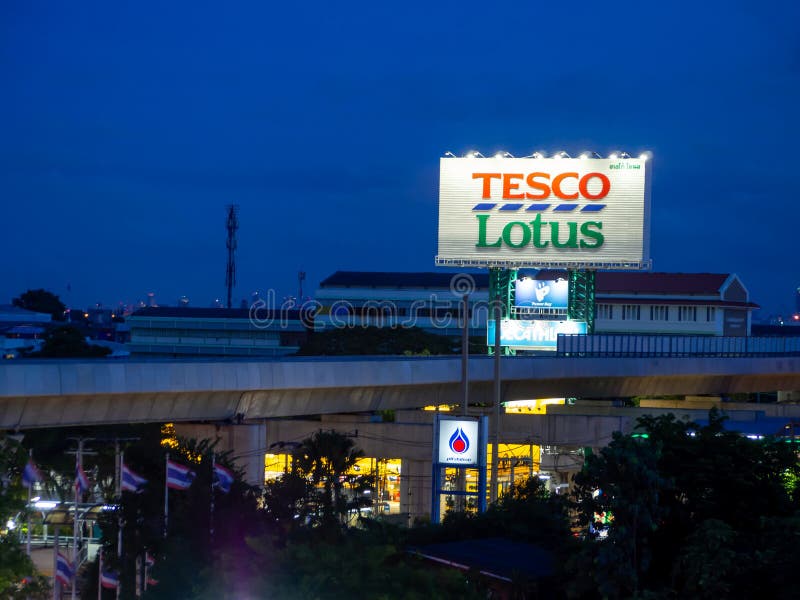 Bangkok thailand june 1 2021 : Lotus-Logo und Nachtstadt