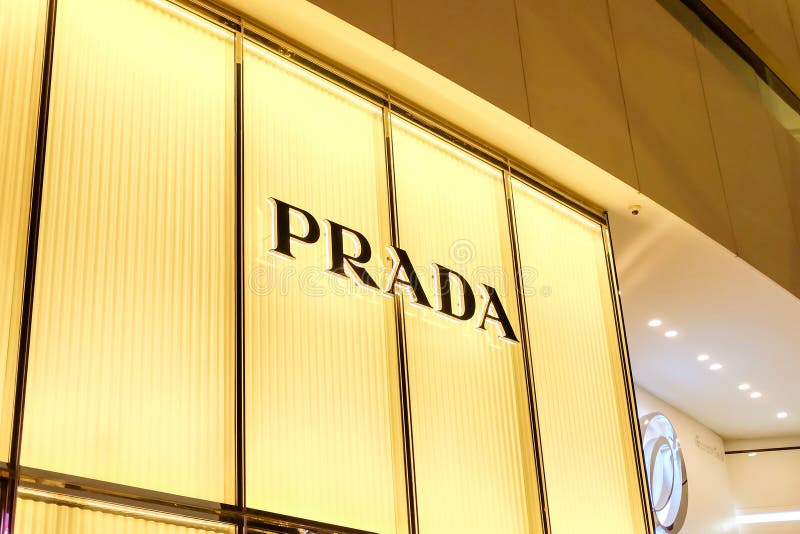 Bangkok, Thailand - 2. Juni 2019: PRADA-Logo auf Marke des Einzelhandelsgeschäftes an EMQUARTIER Schacht-Br?cke in San Francisco, lizenzfreies stockfoto Bangkok, Thailand - 2. Juni 2019: PRADA-Logo auf Marke des Einzelhandelsgeschäftes an EMQUARTIER Schacht-Br?cke in San Francisco, lizenzfreies stockfoto