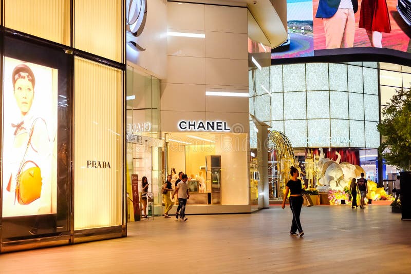 Bangkok, Thailand - 2. Juni 2019: PRADA-Logo auf Marke und CHANEL-Logo auf Marke des Einzelhandelsgeschäftes am Eingang zum EMQUA lizenzfreies stockfoto Bangkok, Thailand - 2. Juni 2019: PRADA-Logo auf Marke und CHANEL-Logo auf Marke des Einzelhandelsgeschäftes am Eingang zum EMQUA lizenzfreies stockfoto