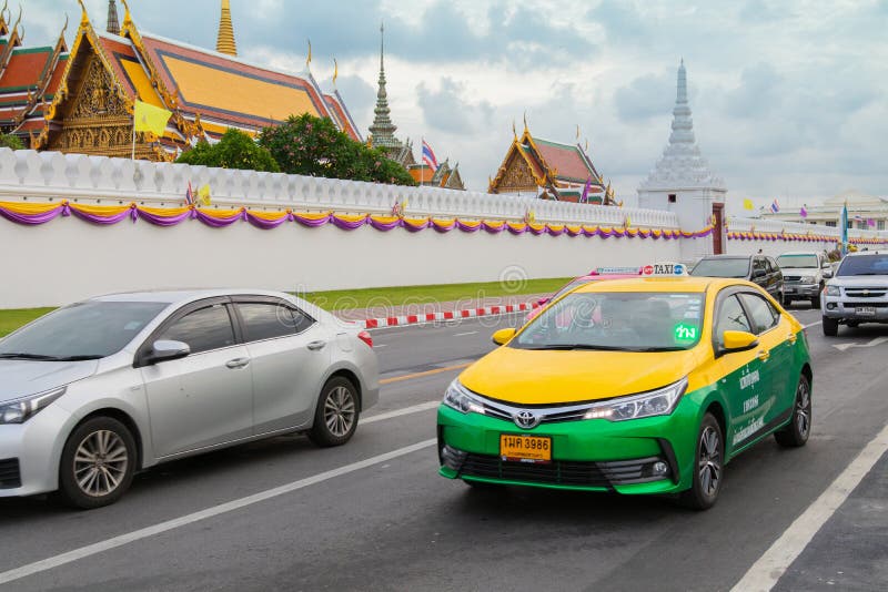 Bangkok, Thailand - Juni 2019: Taxi Meter toyoya altis läuft auf Straße neer Thailänder-Tempelpalast, stockfotos Bangkok, Thailand - Juni 2019: Taxi Meter toyoya altis läuft auf Straße neer Thailänder-Tempelpalast, stockfotos