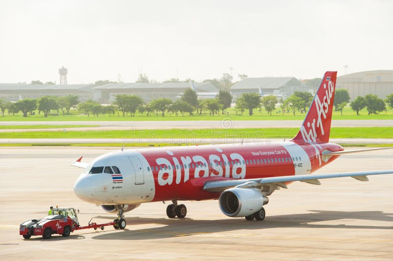 Bangkok, Thailand - 16. Juni 2013: Thailändisches Air Asia drücken zurück, um sich bei Don Muang International Airport zu entfern stockfotos Bangkok, Thailand - 16. Juni 2013: Thailändisches Air Asia drücken zurück, um sich bei Don Muang International Airport zu entfern stockfotos