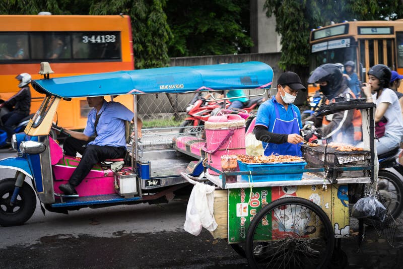 Bangkok Thailand - Juni 20, 2018: Tuk Tuk väntande på passagerare royaltyfri fotografi Bangkok Thailand - Juni 20, 2018: Tuk Tuk väntande på passagerare royaltyfri fotografi