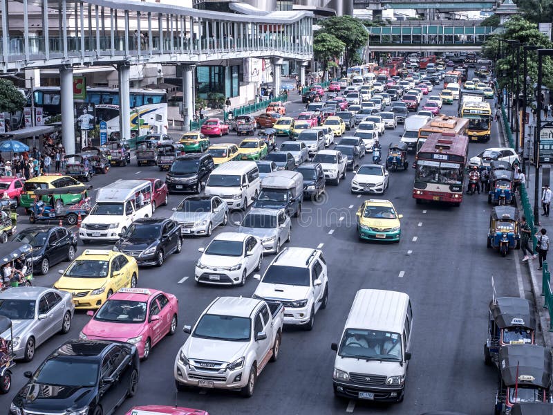 BANGKOK, THAILAND - Juni 12, 2017: : Verkeersbewegingen langzaam op een bezige weg van het stadscentrum bij Centrale Wereld Bangk royalty-vrije stock afbeelding BANGKOK, THAILAND - Juni 12, 2017: : Verkeersbewegingen langzaam op een bezige weg van het stadscentrum bij Centrale Wereld Bangk royalty-vrije stock afbeelding
