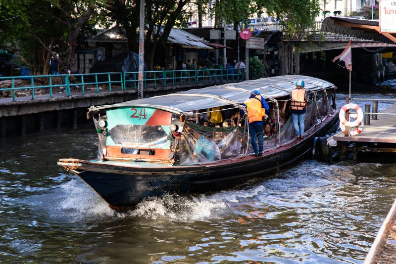 BANGKOK, THAILAND - 14. Juni 2019: Wassertransport durch Schnellboot in Bangkok, Thailand lizenzfreie stockbilder BANGKOK, THAILAND - 14. Juni 2019: Wassertransport durch Schnellboot in Bangkok, Thailand lizenzfreie stockbilder