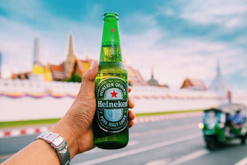 Bangkok, Thailand - Juni 2019: übergebene Flasche kaltes Heineken-Bier auf thailändischem Tempelpalast stockfotografie Bangkok, Thailand - Juni 2019: übergebene Flasche kaltes Heineken-Bier auf thailändischem Tempelpalast stockfotografie