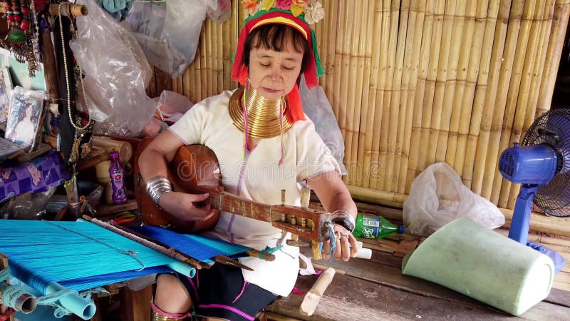 Bangkok Thailand - 2019-03-03 - lång hals Karen Tribe Matriatch Tunes Guitar med skiftnyckeln lager videofilmer