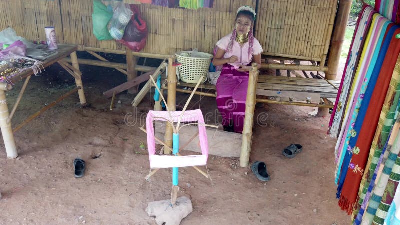 Bangkok Thailand - 2019-03-03 - lång hals Karen Tribe Woman 5 - kvinnasnurrandegarn arkivfilmer