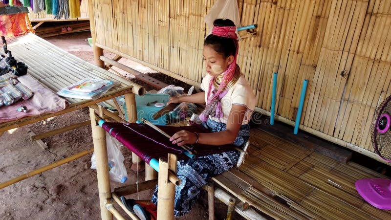 Bangkok Thailand - 2019-03-03 - lång hals Karen Tribe Woman 1 - kvinnavävgobeläng på hennes vävstol lager videofilmer