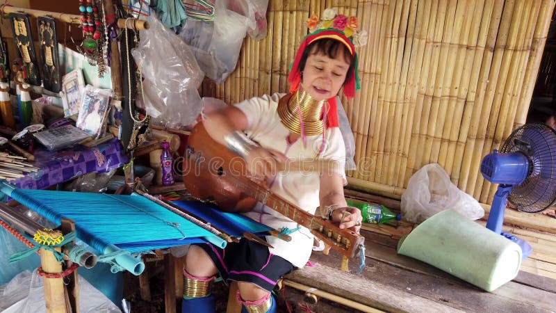 Bangkok Thailand - 2019-03-03 - lång matriatch för den halskaren stammen trimmar gitarren med hammaren lager videofilmer
